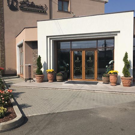 Hotel Bohemia Bacau Bagian luar foto