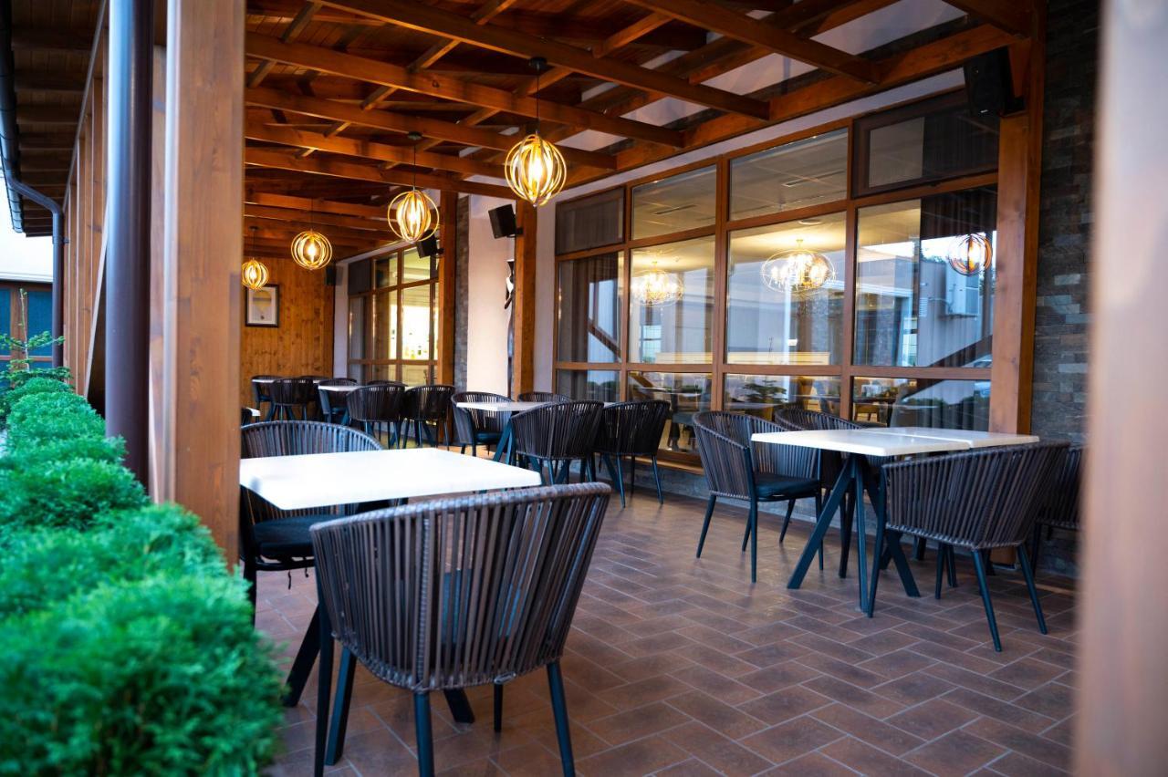 Hotel Bohemia Bacau Bagian luar foto