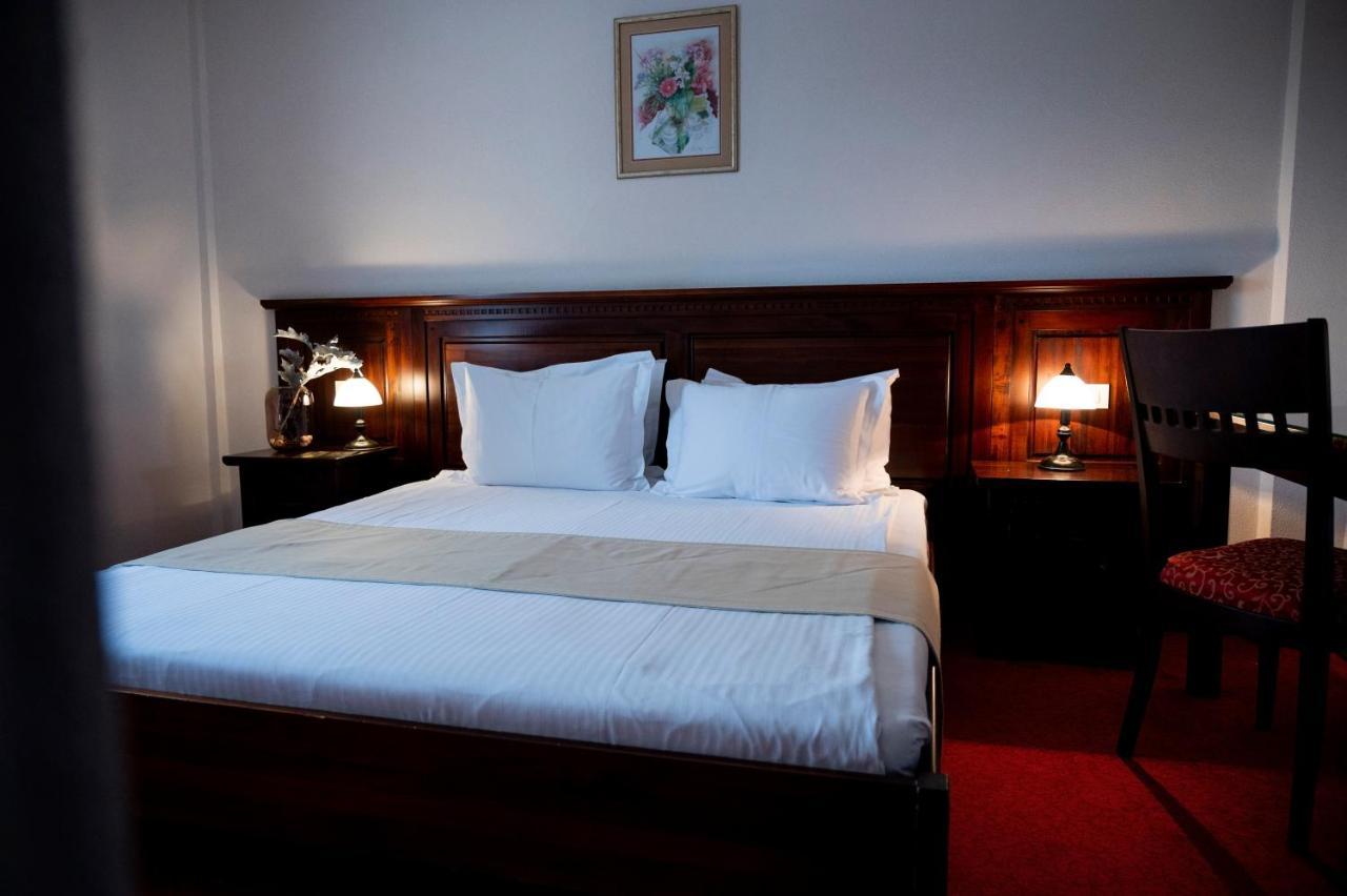 Hotel Bohemia Bacau Bagian luar foto