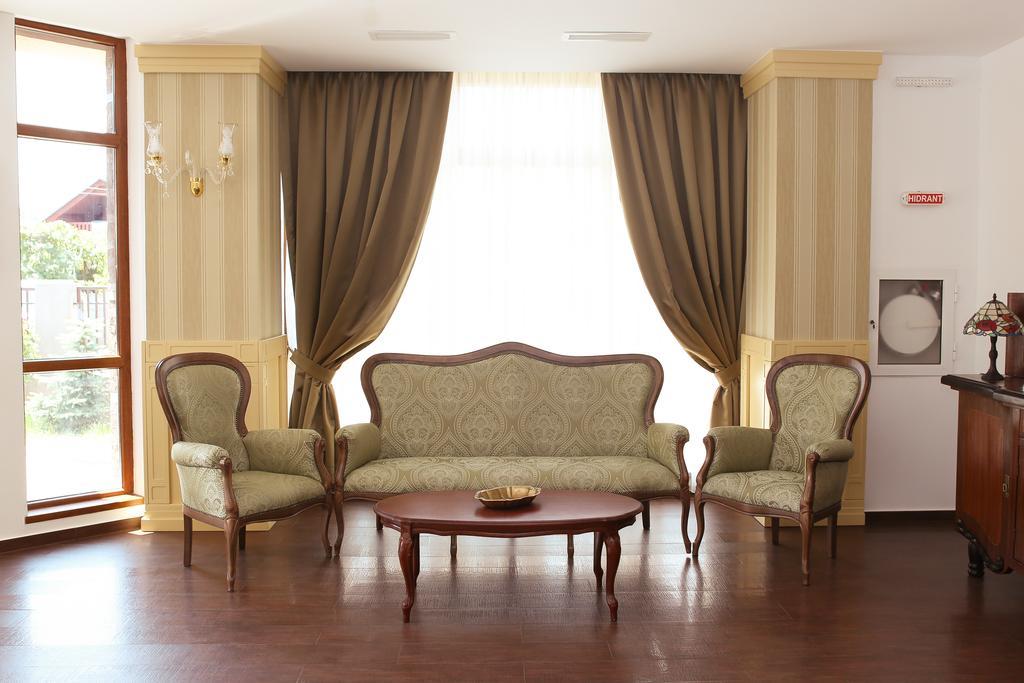 Hotel Bohemia Bacau Bagian luar foto